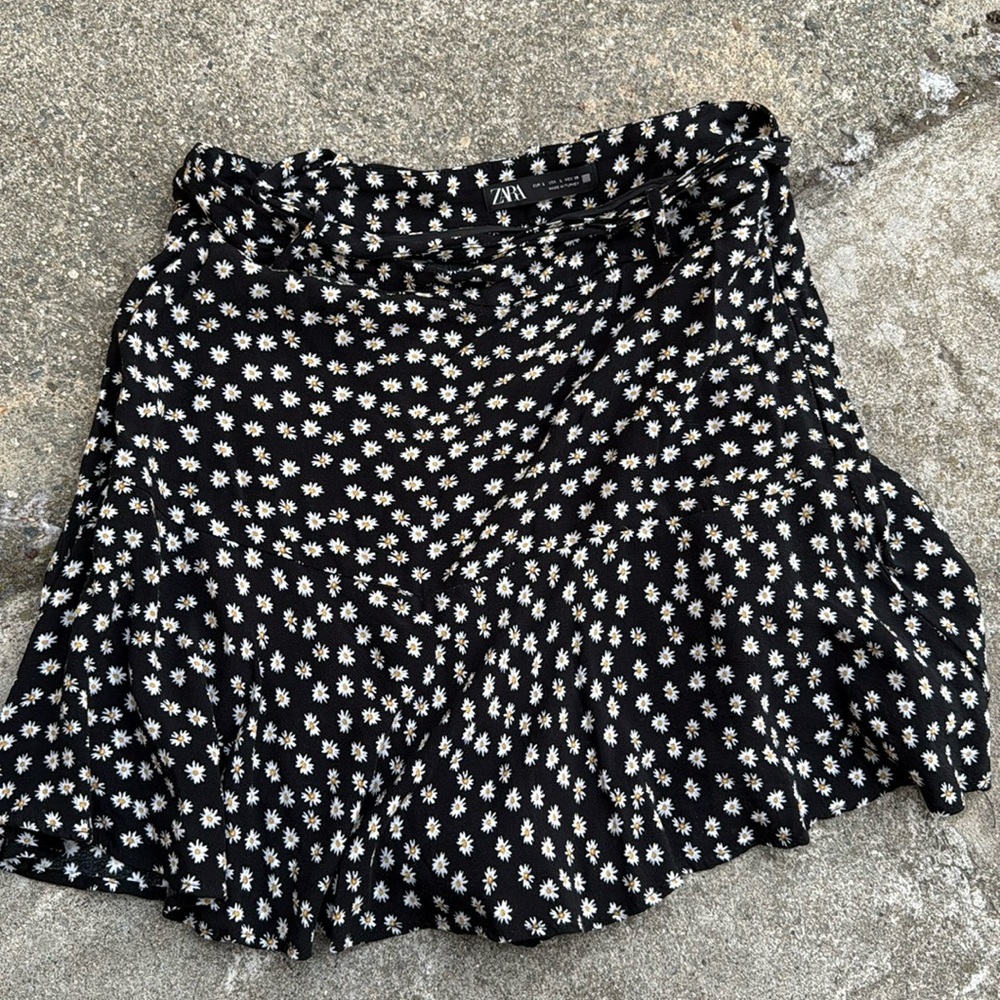 Zara size Large mini daisy skort